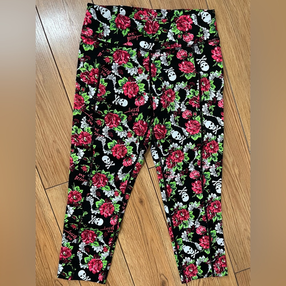 Y2K Betsey Johnson Performance Capri Leggings - Skulls & Flowers | Sz: S